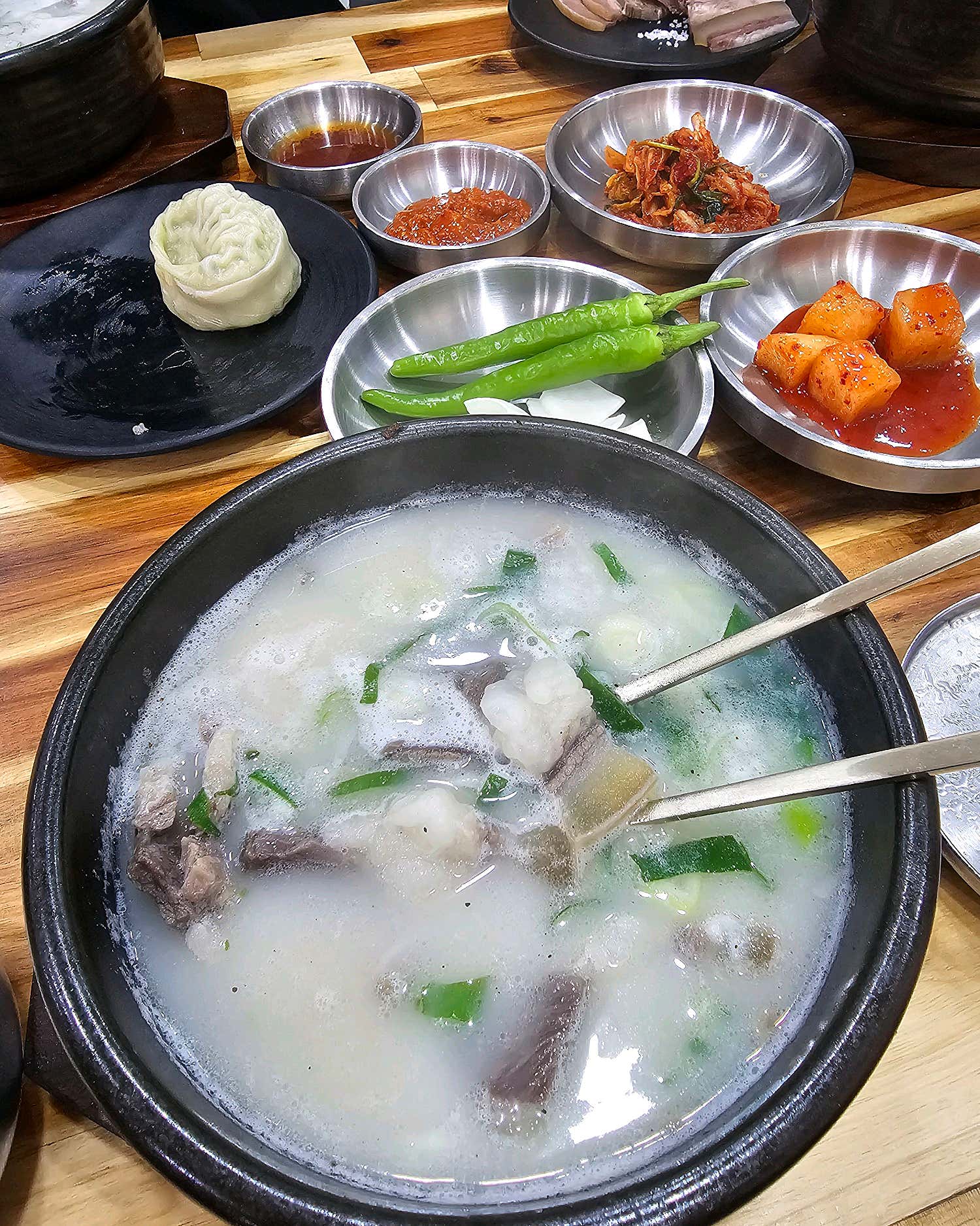 섬사랑52 님이 촬영한 곰탕과 만두, 김치가 있는 식사